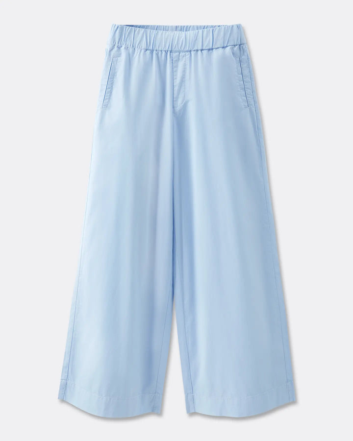 Pantalon large pour femme en popeline légère bleu clair, coupe fluide avec taille élastique confortable, idéal pour un style d’été décontracté.