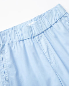 Pantalon pour femme en popeline légère bleu clair, coupe droite avec taille élastique, matière fluide et confortable idéale pour l'été.