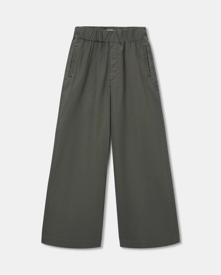 Pantalon femme en popeline de coton kaki, coupe large et fluide avec taille élastiquée, idéal pour une silhouette décontractée et élégante en été.