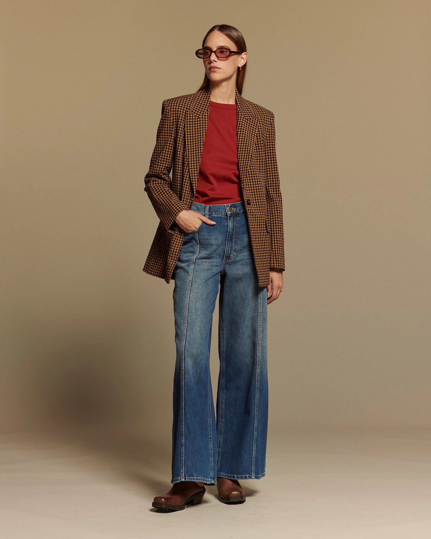 Jean large en denim 100% coton bleu moyen avec coupe droite, taille moyenne, offrant un style fluide et confortable, idéal pour toutes les morphologies féminines.