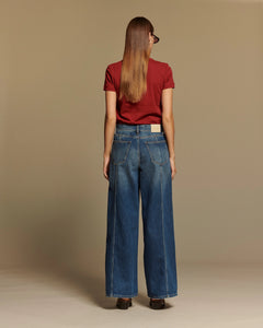 Jean large en denim bleu moyen 100% coton avec coupe droite, adapté à toutes les morphologies pour un style décontracté et moderne.