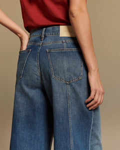 Jean large en denim 100% coton bleu moyen avec coupe droite et taille moyenne, offrant un ajustement confortable et s’adaptant à toutes les morphologies féminines.