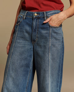 Jean large pour femme en denim 100% coton couleur bleu moyen avec effet délavé, coupe ample et confort optimal, conçu pour s'adapter à toutes les morphologies.