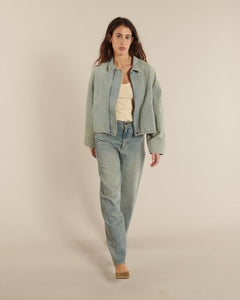 Jean femme en denim bleu clair délavé avec une coupe droite et confortable, confectionné en coton, adapté à toutes les morphologies pour un style casual.
