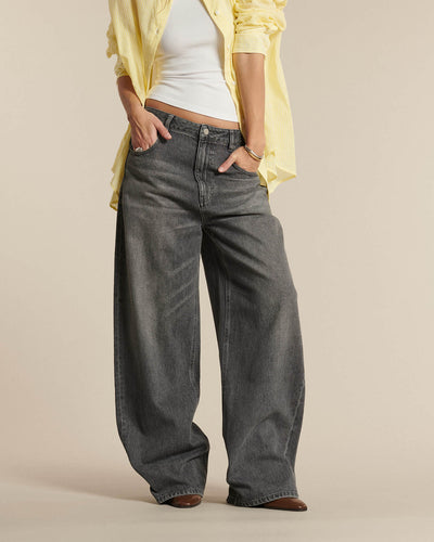 Jean large en denim gris moyen 100% coton avec taille moyenne et coupe ample, conçu pour s’adapter à toutes les morphologies féminines.