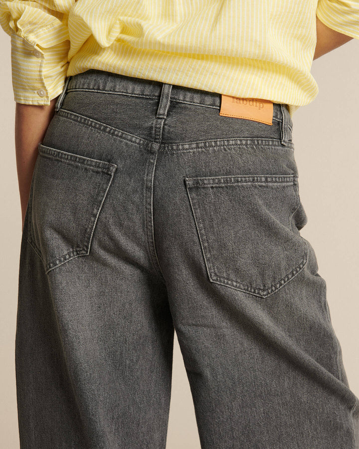 Jean large gris moyen en denim 100% coton avec coupe droite et taille moyenne, conçu pour épouser toutes les morphologies féminines avec confort et style.