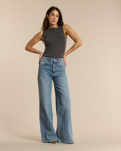 Jean en denim bleu clair 100 % coton avec une coupe flare large et longueur pleine, idéal pour mettre en valeur toutes les morphologies féminines.