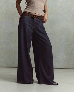 Jean femme en denim bleu foncé avec coupe large et fluide, matière épaisse et confortable, parfait pour s’adapter à toutes les morphologies.