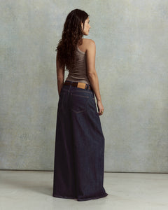 Jean femme en denim bleu foncé 100 % coton, coupe large et fluide avec taille haute pour un style décontracté et confortable.