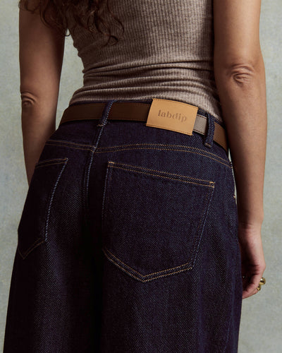 Jean en denim bleu foncé 3D avec coupe ample et fluide, matière épaisse et de qualité, adapté à toutes les morphologies féminines.