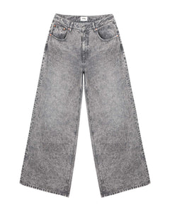 Jean femme en denim gris clair effet délavé, coupe large et droite, matière en coton rigide assurant confort et adaptation à toutes morphologies.