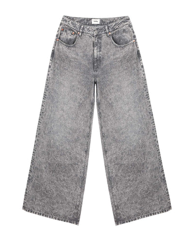Jean femme en denim gris clair effet délavé, coupe large et droite, matière en coton rigide assurant confort et adaptation à toutes morphologies.