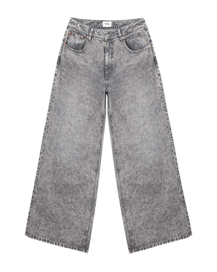 Jean femme en denim gris clair effet délavé, coupe large et droite, matière en coton rigide assurant confort et adaptation à toutes morphologies.