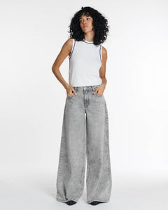 Jean femme en denim léger gris clair, coupe large et fluide, en coton, offrant un tombé ample et confortable adapté à toutes les morphologies.