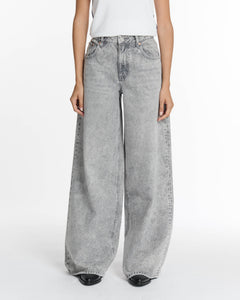 Jean femme en denim 100 % coton gris clair à coupe large et droite, offrant un style décontracté et une adaptation parfaite à toutes les morphologies.