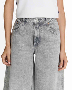 Jean femme en denim léger gris clair avec coupe droite ample et taille haute, matière 100 % coton offrant un confort adapté à toutes les morphologies.