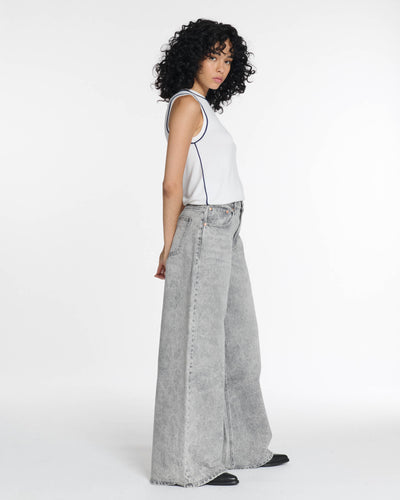 Jean large en denim léger gris clair avec coupe évasée et taille haute, conçu pour un confort optimal et une silhouette féminine fluide.