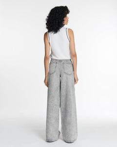Jean large en denim léger gris clair avec une coupe droite fluide et un tombé décontracté, conçu pour s'adapter à toutes les morphologies féminines.
