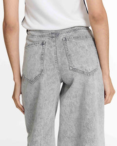 Jean en denim coton léger de couleur gris clair avec une coupe droite et une forme adaptée à toutes les morphologies féminines, offrant confort et style décontracté.