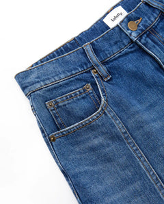 Jean large en denim bleu 100% coton avec une coupe taille moyenne, matière robuste et détails classiques, conçu pour s’adapter à toutes les morphologies féminines.